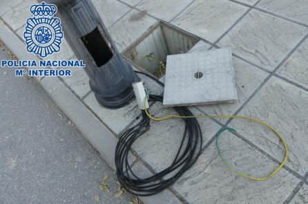 Una de las farolas objeto del robo. Una de las farolas objeto del robo.