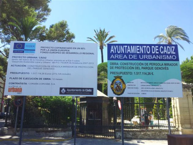 Carteles anunciando la obra de la pérgola Carteles anunciando la obra de la pérgola