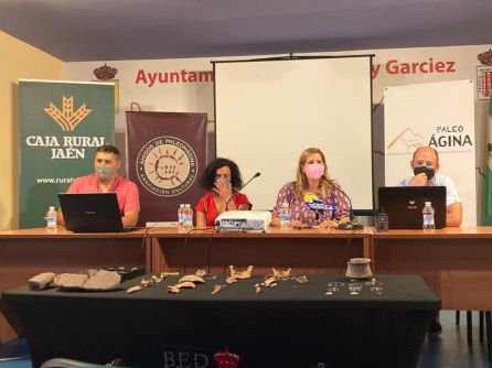 Momento de la presentación, de izquierda a Derecha, Marco Antonio Bernal, Isa, Troyano, Trini Torres, alcaldesa en funciones, y José María Hidalgo Momento de la presentación, de izquierda a Derecha, Marco Antonio Bernal, Isa, Troyano, Trini Torres, alcaldesa en funciones, y José María Hidalgo