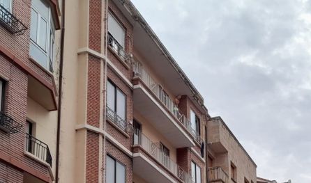 El joven se encaró en varias ocasiones con los agentes que trataban de dialogar con él desde la calle El joven se encaró en varias ocasiones con los agentes que trataban de dialogar con él desde la calle