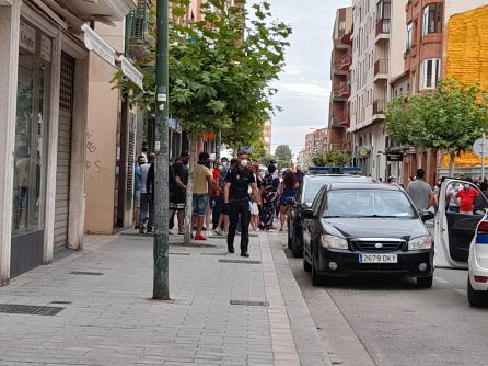 La gente se aglomeraba a los dos lados del cordón policial siguiendo el curso y desenlace del suceso La gente se aglomeraba a los dos lados del cordón policial siguiendo el curso y desenlace del suceso