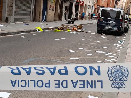 Detenido un joven tras más de seis horas arrojando objetos a la calle entre gritos y amenazas Detenido un joven tras más de seis horas arrojando objetos a la calle entre gritos y amenazas