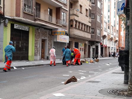 Momento en el que, tras ser reducido por la policía, el joven comienza a ser atendido por los servicuios sanitarios Momento en el que, tras ser reducido por la policía, el joven comienza a ser atendido por los servicuios sanitarios