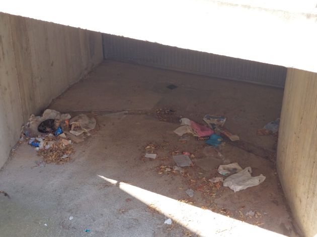Suciedad acumulada en el polideportivo de Benimàmet Suciedad acumulada en el polideportivo de Benimàmet