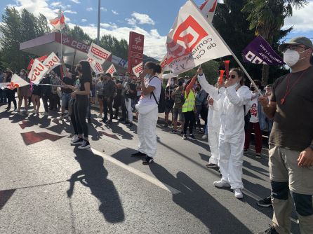 Los trabajadores exigen que se mantengan los empleos Los trabajadores exigen que se mantengan los empleos