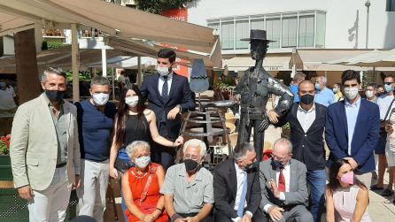 Familia Cobos, fundadora de Las Bodegas 'El Pimpi', junto al actor Antonio Banderas y el alcalde de Málaga, Francisco de la Torre, en torno a la nueva escultura del patio del establecimiento. Familia Cobos, fundadora de Las Bodegas 'El Pimpi', junto al actor Antonio Banderas y el alcalde de Málaga, Francisco de la Torre, en torno a la nueva escultura del patio del establecimiento.