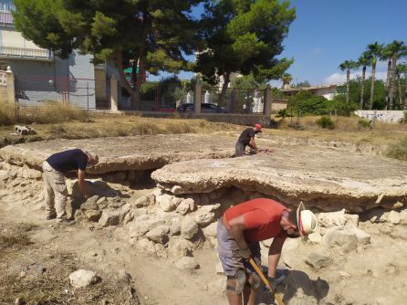 Operarios trabajando en el yacimiento romano de Lucentum Operarios trabajando en el yacimiento romano de Lucentum