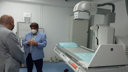 Francisco José García (izquierda) y Cesáreo Peco conversan ante uno de los nuevos equpos de radiología del Santa Bárbara Francisco José García (izquierda) y Cesáreo Peco conversan ante uno de los nuevos equpos de radiología del Santa Bárbara