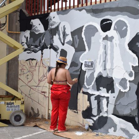 Una de las artistas, en plena obra Una de las artistas, en plena obra