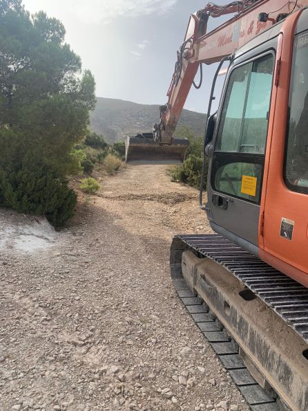 Maquinaria de Jufepama Servicios Paco el de la Pala en una de las actuaciones en los caminos de Jódar Maquinaria de Jufepama Servicios Paco el de la Pala en una de las actuaciones en los caminos de Jódar