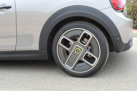 Detalle de la rueda del MINI Cooper SE Detalle de la rueda del MINI Cooper SE