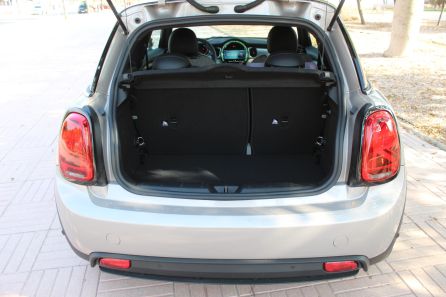El espacio forma parte de la esencia de este Mini. Al plegar los asientos traseros se puede obtener más espacio, con hasta 941 litros de espacio de carga El espacio forma parte de la esencia de este Mini. Al plegar los asientos traseros se puede obtener más espacio, con hasta 941 litros de espacio de carga