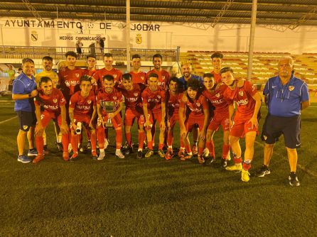 Convocatoria del LInares Deportivo B, con el trofeo de subcampeón Convocatoria del LInares Deportivo B, con el trofeo de subcampeón