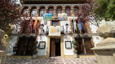 Obras expuestas en la fachada del Ayuntamiento, en el balcón principal de de Andreu Fons Obras expuestas en la fachada del Ayuntamiento, en el balcón principal de de Andreu Fons