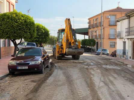 Maquinaria de los Servicios Municipales trabajando en la calle Juan Martín Maquinaria de los Servicios Municipales trabajando en la calle Juan Martín