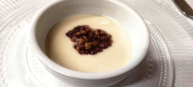 Esfera de aceitunas con salsa de almendras al estilo ajoblanco Esfera de aceitunas con salsa de almendras al estilo ajoblanco