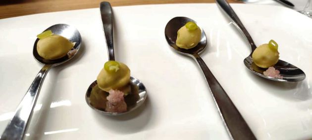 Helado de aceite de arbequina con piparra y caviar de limón Helado de aceite de arbequina con piparra y caviar de limón