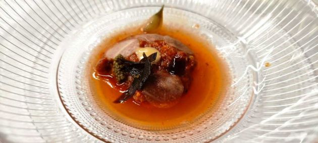 Romesco de nueces, encurtidos, pomelo rojo, ostras, algas, holandsa de soja y coliflor fermentada Romesco de nueces, encurtidos, pomelo rojo, ostras, algas, holandsa de soja y coliflor fermentada