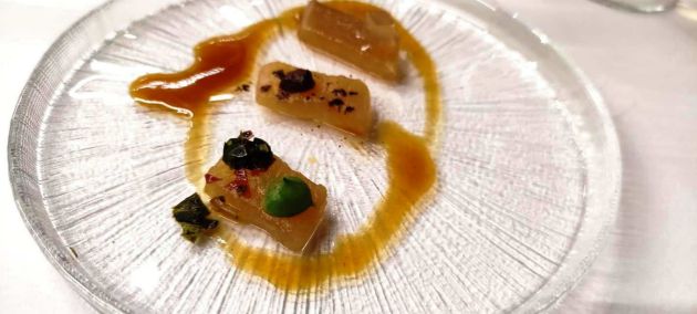 Nabo cocido en salsa de tendones de ternera, genciana y pomelo rojo, mole con café, ciprés y pino negro Nabo cocido en salsa de tendones de ternera, genciana y pomelo rojo, mole con café, ciprés y pino negro