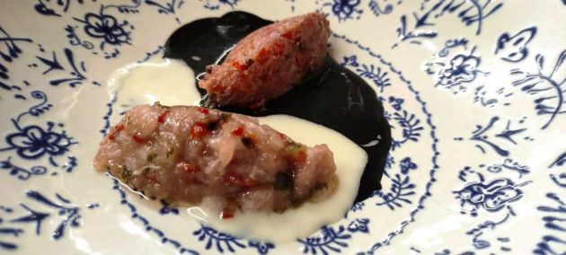 Dueto de ventresca de atún y retinta con mostaza silvestre, comino, curry, con notas de ajoblanco y ajonegro Dueto de ventresca de atún y retinta con mostaza silvestre, comino, curry, con notas de ajoblanco y ajonegro
