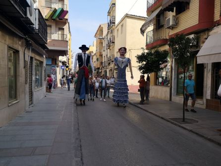 Pasacalles de gigantes y cabezudos en una feria anterior Pasacalles de gigantes y cabezudos en una feria anterior