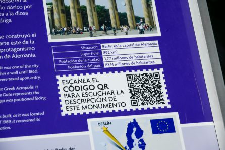 Código QR en uno de los paneles del Parque Europa Código QR en uno de los paneles del Parque Europa