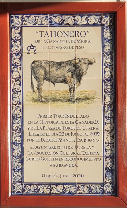 Azulejo que recuerda el indulto del miura 'Tahonero' en la plaza de Utrera Azulejo que recuerda el indulto del miura 'Tahonero' en la plaza de Utrera