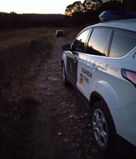 Vehículos de la Guardia Civil personados en la zona Vehículos de la Guardia Civil personados en la zona