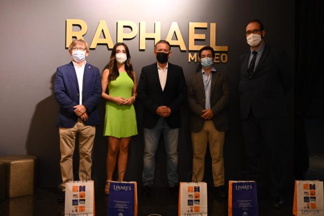 Momento de la presentación de la estatua y la campaña homenaje a Raphael. Momento de la presentación de la estatua y la campaña homenaje a Raphael.