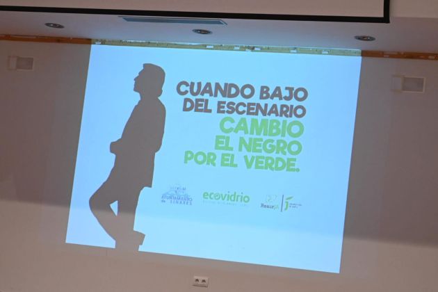 Uno de los lemas que apoyarán la campaña de Ecovidrio con la imagen de Raphael. Uno de los lemas que apoyarán la campaña de Ecovidrio con la imagen de Raphael.