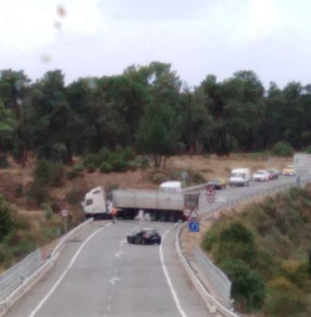 Colisión de un turismo contra una furgoneta con un camión implicado en el Puente Oñez sobre el río Moro Colisión de un turismo contra una furgoneta con un camión implicado en el Puente Oñez sobre el río Moro
