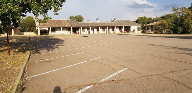 Imagen de la zona de aparcamiento junto al centro de visitantes de las Tablas de Daimiel Imagen de la zona de aparcamiento junto al centro de visitantes de las Tablas de Daimiel