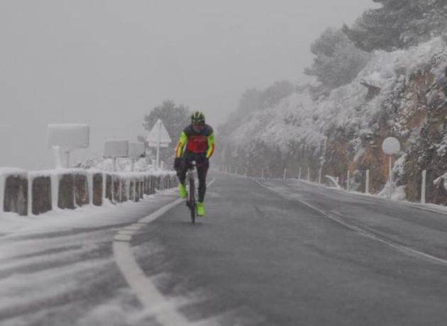 En un puerto de montaña nevado En un puerto de montaña nevado