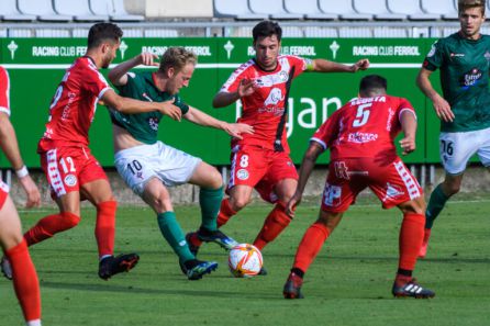 Nesptral (8), Acosta (5) y Salinas (12) presionan al jugador del Ferrol en un lance del primer partido Nesptral (8), Acosta (5) y Salinas (12) presionan al jugador del Ferrol en un lance del primer partido