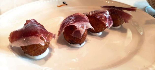 Croquetas cremosas de jamón ibérico por dentro y por fuera Croquetas cremosas de jamón ibérico por dentro y por fuera