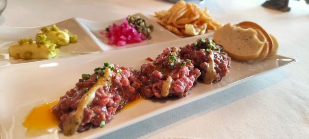 Steak tartar de solomillo sobre cuero de cochinillo crujiente Steak tartar de solomillo sobre cuero de cochinillo crujiente