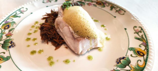 Corvina con falso risotto de calabacín y aire de azafrán Corvina con falso risotto de calabacín y aire de azafrán