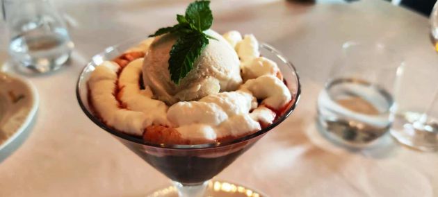 Fresas de Huelva estofadas en Vinagre de Jerez con helado de nata Fresas de Huelva estofadas en Vinagre de Jerez con helado de nata
