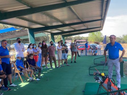 El profesor nacional, el arandino Carlos Velasco, impartió sus conocimientos del golf a los presentes. El profesor nacional, el arandino Carlos Velasco, impartió sus conocimientos del golf a los presentes.