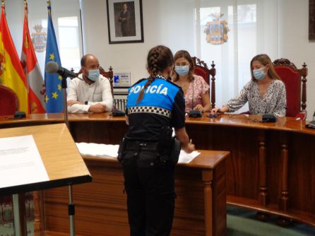Una de los agentes firma su incorporación Una de los agentes firma su incorporación
