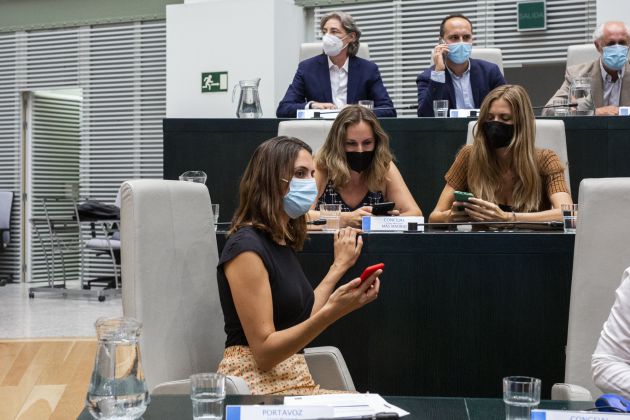 La portavoz de Más Madrid en el Ayuntamiento, Rita Maestre, durante una sesión extraordinaria y urgente en el Palacio de Cibeles, sede del Ayuntamiento de Madrid, a 7 de septiembre de 2021, en Madrid (España). El Grupo Mixto, a integrar por los cuatro ediles escindidos de Más Madrid y reunidos en la estrategia Recupera Madrid, se constituye formalmente esta tarde con este Pleno extraordinario por el que se le dará entrada en las comisiones. Tras la decisión judicial adoptada ayer que levantó la suspensión cautelarísima del grupo, el mixto echa a andar este martes con la habilitación para que puedan participar en las comisiones del Ayuntamiento. La portavoz de Más Madrid en el Ayuntamiento, Rita Maestre, durante una sesión extraordinaria y urgente en el Palacio de Cibeles, sede del Ayuntamiento de Madrid, a 7 de septiembre de 2021, en Madrid (España). El Grupo Mixto, a integrar por los cuatro ediles escindidos de Más Madrid y reunidos en la estrategia Recupera Madrid, se constituye formalmente esta tarde con este Pleno extraordinario por el que se le dará entrada en las comisiones. Tras la decisión judicial adoptada ayer que levantó la suspensión cautelarísima del grupo, el mixto echa a andar este martes con la habilitación para que puedan participar en las comisiones del Ayuntamiento.