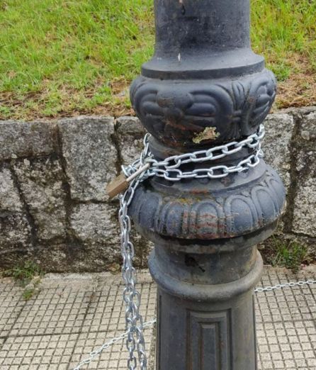 El ex alcalde de Portas sigue encadenado a la sucursal de Abanca El ex alcalde de Portas sigue encadenado a la sucursal de Abanca