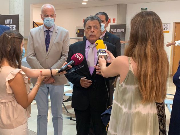 Bachar Yaghi atendiendo a los medios Bachar Yaghi atendiendo a los medios