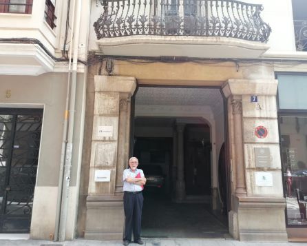 Pérez Puche posa junto al edificio de la Calle Comedias 7 de València, donde estaba instalada la Internacional Institución Electrónica Pérez Puche posa junto al edificio de la Calle Comedias 7 de València, donde estaba instalada la Internacional Institución Electrónica