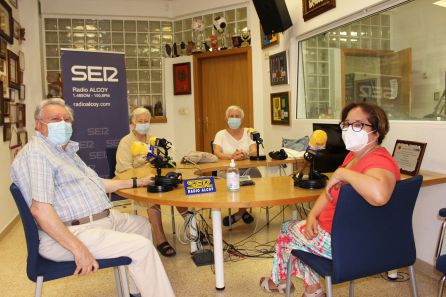 Elena Llopis, Antonio Pastor, Sor Elisa Verdú y Emilia Verdú, en el estudio central de Radio Alcoy Elena Llopis, Antonio Pastor, Sor Elisa Verdú y Emilia Verdú, en el estudio central de Radio Alcoy
