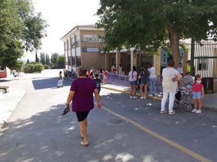 Alumnas y alumnos acompañados por familiares a las puertas de la E.I. 'Francisco Soriano Serrano' Alumnas y alumnos acompañados por familiares a las puertas de la E.I. 'Francisco Soriano Serrano'