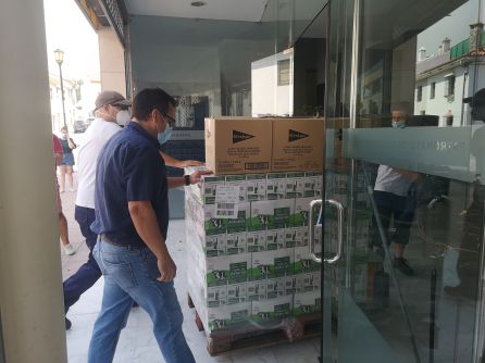 Llegan algunos alimentos básicos al polideportivo para los vecinos desalojados que se encuentran en este punto Llegan algunos alimentos básicos al polideportivo para los vecinos desalojados que se encuentran en este punto