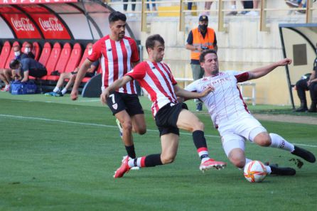 Galas, en un balón dividido con un rival Galas, en un balón dividido con un rival