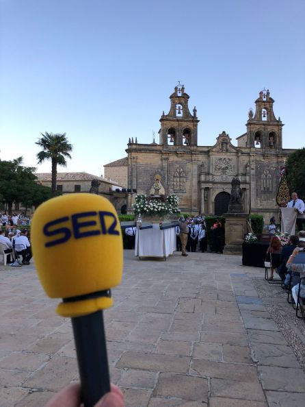 El micrófono de Radio Úbeda Cadena SER narrando el traslado de la Patrona de Úbeda El micrófono de Radio Úbeda Cadena SER narrando el traslado de la Patrona de Úbeda