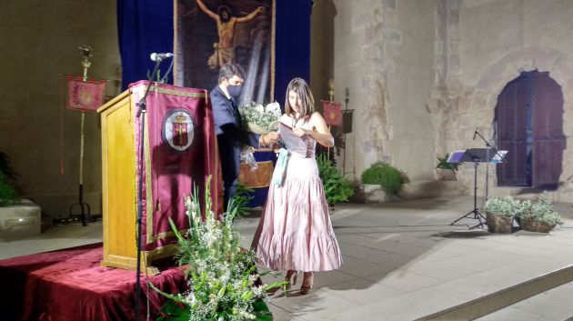 Carmen recibió un ramo de flores y una placa conmemorativa por parte de la cofradía Carmen recibió un ramo de flores y una placa conmemorativa por parte de la cofradía